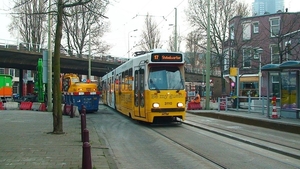 3110 met een reclamejasje van Be my guest halte Weteringplein