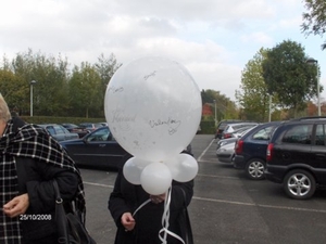 eerst onze namen op de ballon geschreven