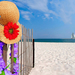 sommer-hintergrundbilder-mit-strand-zaun-hut-blume-meer-und-segel