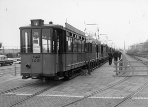 1401, voetbaltram, Olympiaweg, 21-5-1956 (J. Oerlemans)