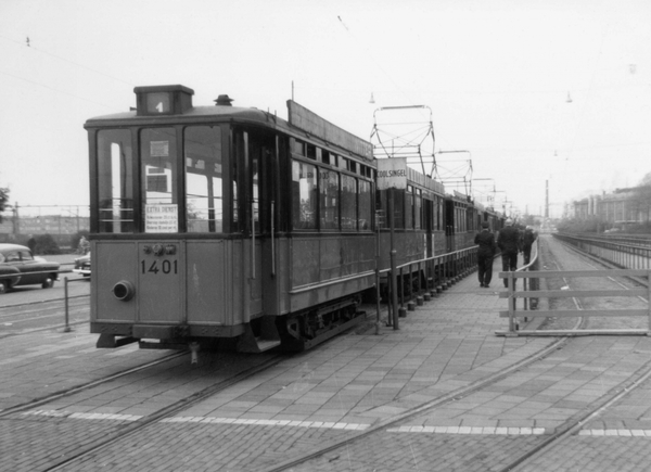1401, voetbaltram, Olympiaweg, 21-5-1956 (J. Oerlemans)