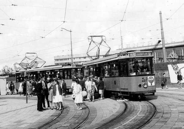 407, lijn 16, Stationsplein, 15-8-1964 (T. van Eijsden)