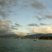 hd-achtergrond-met-meer-met-boten-en-donkere-wolken