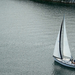 grijze-hd-achtergrond-met-zeilboot-in-het-water