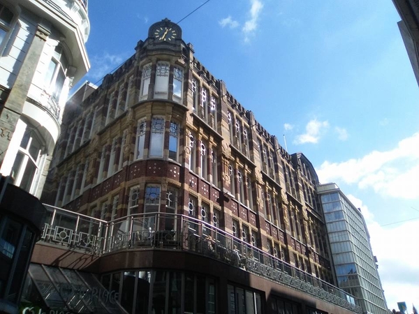 Nederlands oudste warenhuis staat fraai in de zon. V&D Amsterdam 