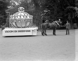 Praalwagen met daarop een grote kroon met reclame voor V& D