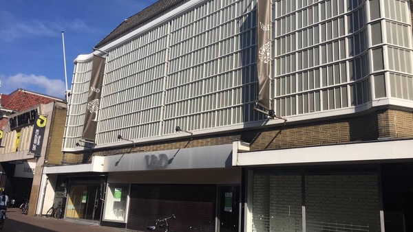 V&d amersfoort, de letters zijn weg maar de banieren hangen nog