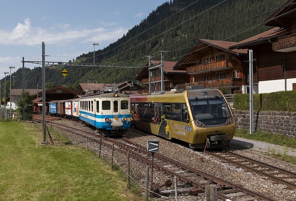 5004 Montreux-Berner Oberland-Bahn in Matten, Zwitserland