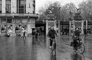 antwerp-zoo--cyclists-on-astridplein