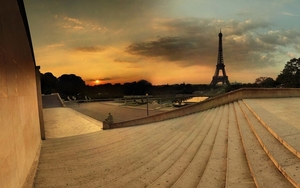 Paris-wallpaper-with-the-Eiffel-tower-in-the-background