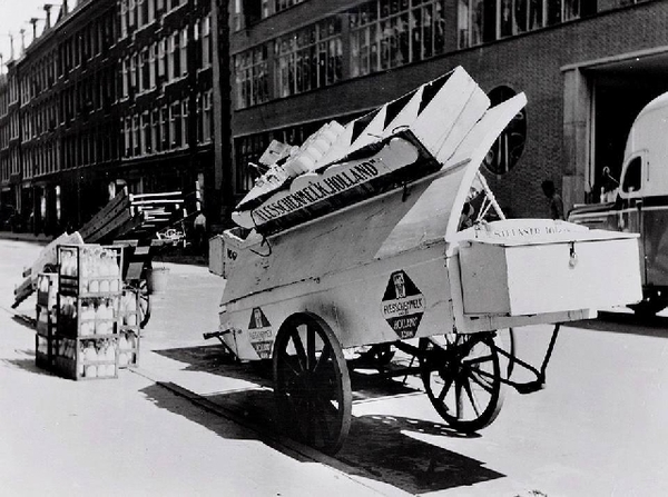 Een melkkar voor de melkfabriek Holland in de1e Jan Steenstraat