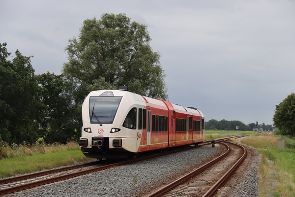 De 348 komt binnen te Baflo vanuit de richting Groningen. 29-07-2