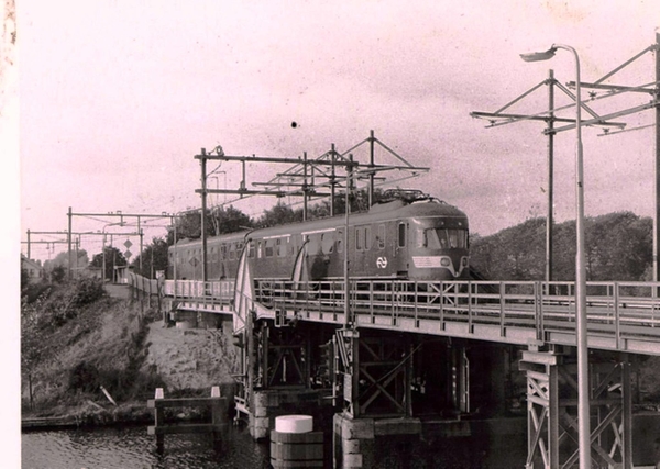 Treinstel over de Vliet