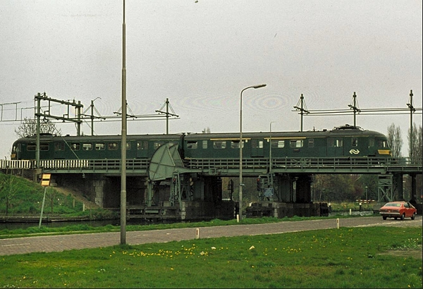 Een oude groene stoptrein (materieel '46, om precies te zijn)