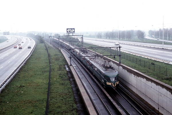 Hetzelfde treinstel ((672) bij de uitgang van de Schipholtunnel