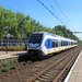 Een SLT komt aan op station Delft Zuid.