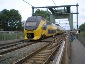 Een VIRM komt over de spoorbrug net voor station Alkmaar.