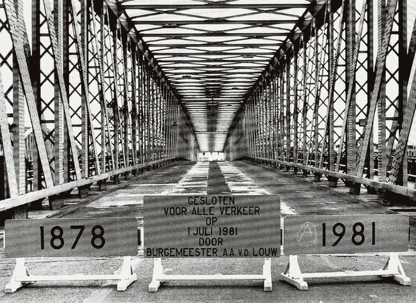 Het einde van de Willemsbrug na 103 jaren.