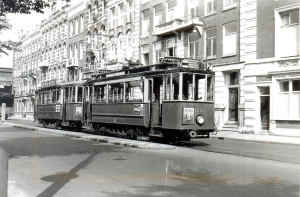 De 1236 zal wel weer eens rijden als museumtram. De bijwagen 833 