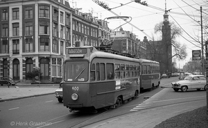 Een karakteristiek slakken tramstel op lijn 9.