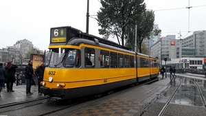 GVB 602 komt aan op een regenachtig Amsterdam Centraal