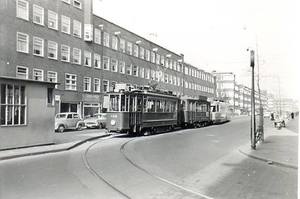 lijn 10 met het stel 466+795 en geledewagen 567 aan de standplaat