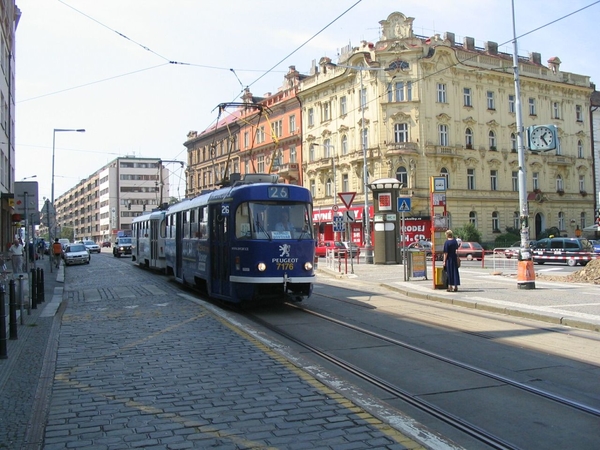 DPP_7176_7177_(26)_Letenske_namesti_Praha 20050715 jos straathof