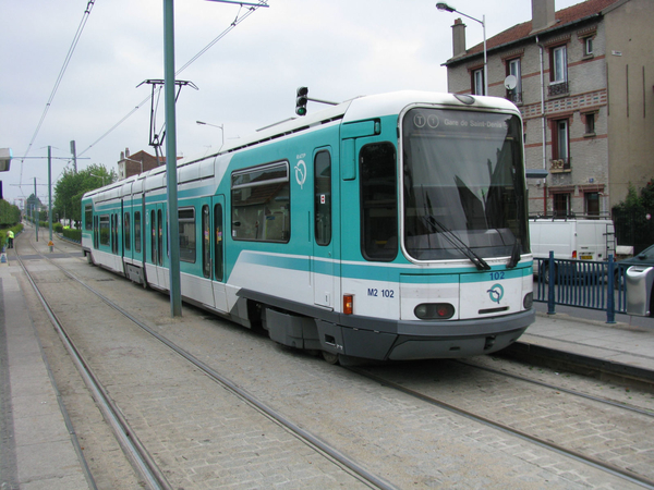 RATP_102_(T1)_La_Courneuve_Rue_de_Saint_Denis_Paris20100615