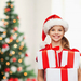 weihnachten-hintergrund-bild-kind-mit-weihnachtsmutze-und-weihnac