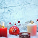 weihnachten-mit-brennende-kerzen-eine-rote-christbaumkugel-und-sc