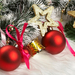 foto-von-roten-weihnachtskugeln-und-goldfarbige-weihnachtssterne-