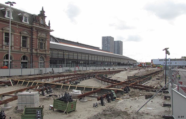 Nieuwe sporen op het Stationsplein    (20 augustus 2017)