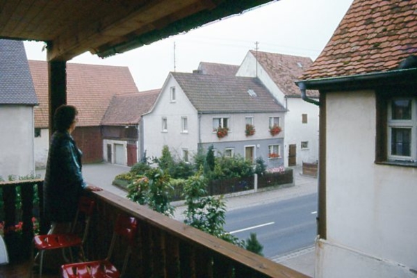 Zicht vanaf het balkon, achter zijde