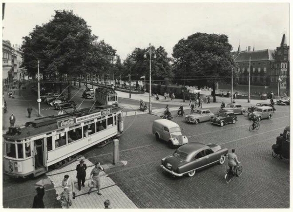 Lange Vijverberg, gezien vanaf de Plaats..1952..