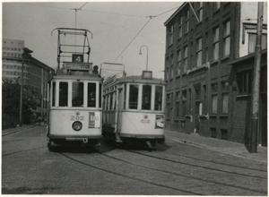 Waldorpstraat, met tram 4.Links op de achtergrond het postkantoor