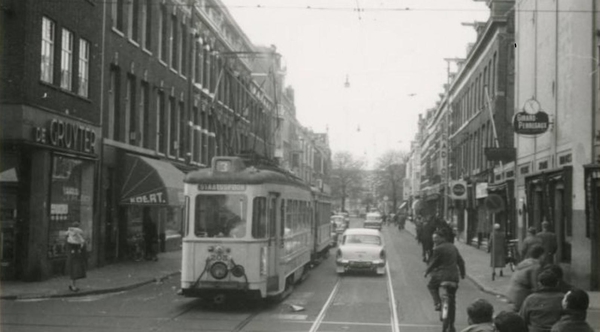 Zoutmanstraat, gezien naar het Prins Hendrikplein, lijn 3.1960