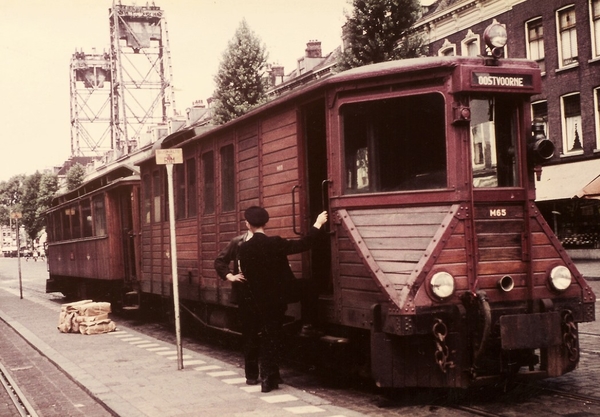 De combinatie M65+ABP422 staat klaar voor de rit naar Oostvoorne.