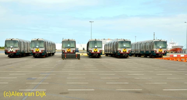 Van Links naar rechts de Ret SG2 Type-T rijtuigen 5209,5211,5247,