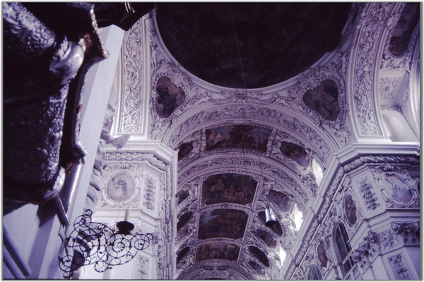 interieur v/d kerk / plafond schilderingen