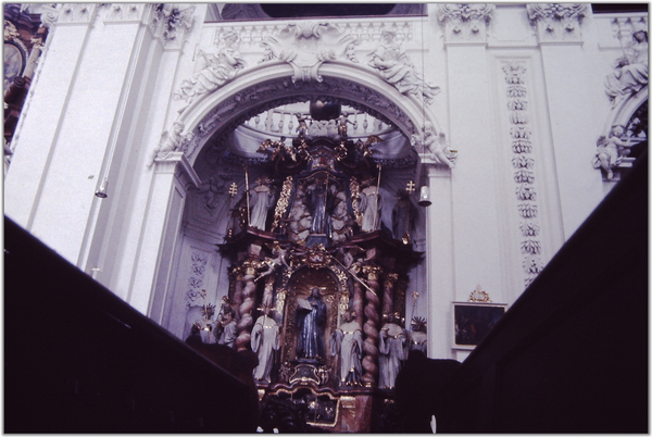 interieur v/d kerk / plafond schilderingen