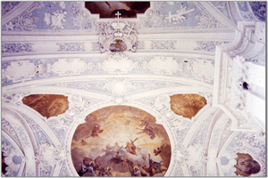 interieur v/d kerk / plafond schilderingen