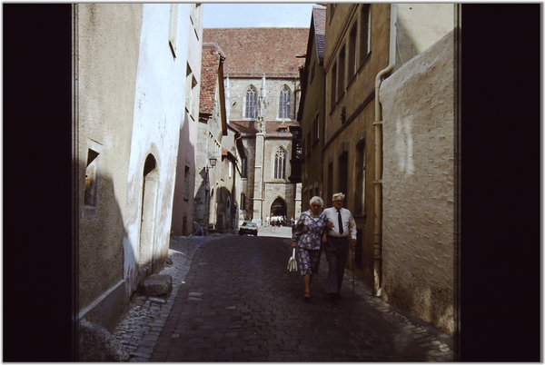 oma en opa wandelen, straatje in Rothenberg