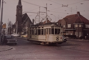 02-04-1976. De oude tram 829 op de Laan van Meerdervoort