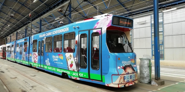 Tram is voorzien van reclame voor Holland Casino