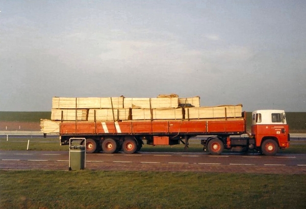 Scania Hout geladen