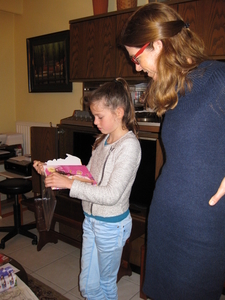 04) Mama kijkt naar Jana haar boekje