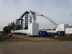 Azijnbrug  naast kanaal voor montage