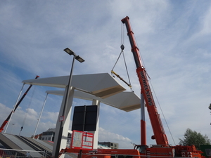 Londenbrug open en dicht met 2 kranen.