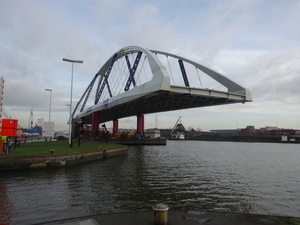 Azijnbrug bijna op zijn plaats  (2)