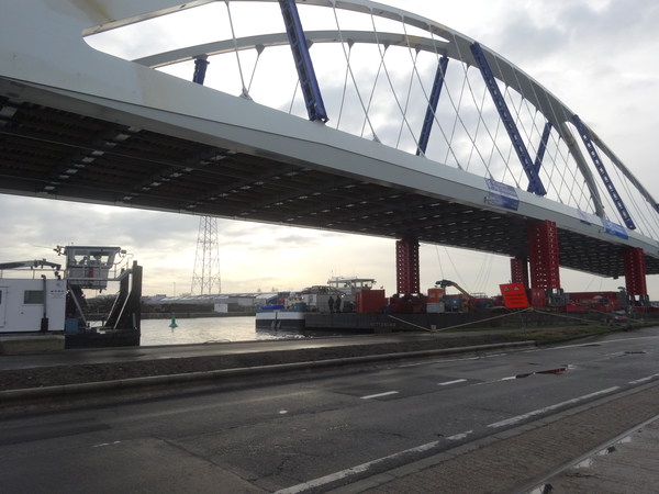 Azijnbrug bijna op zijn plaats  (1)